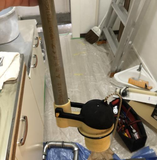 古いトイレのパーツ取り出し２