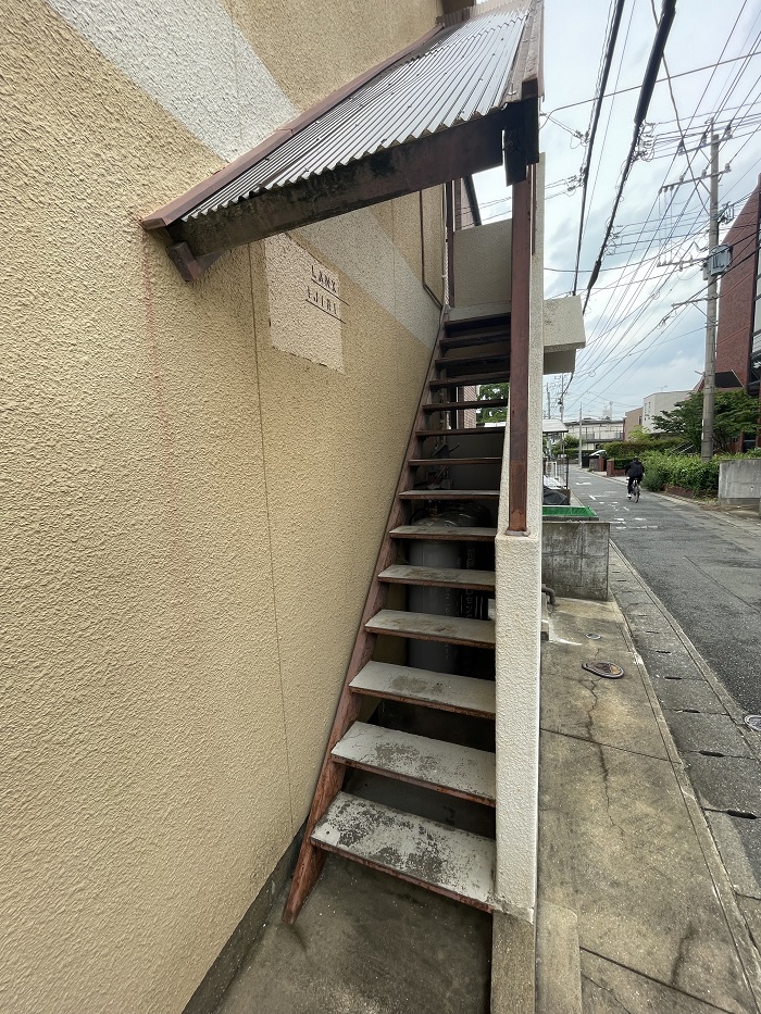築古アパートの階段部分