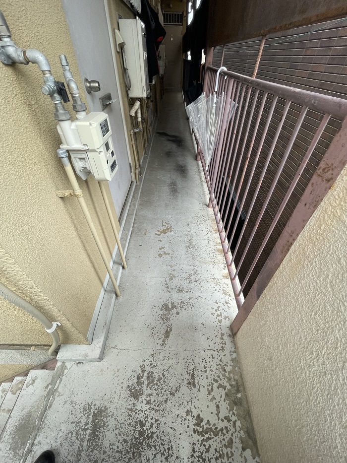 築古アパートの共用廊下２