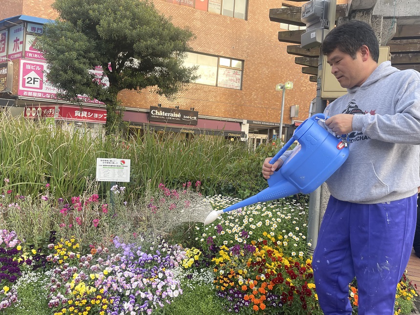大橋駅前の花壇管理業者2024花壇水やり2