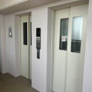 久留米市城南町8-10 ロフティ城南セントラルタワー　１４階エレベータホール